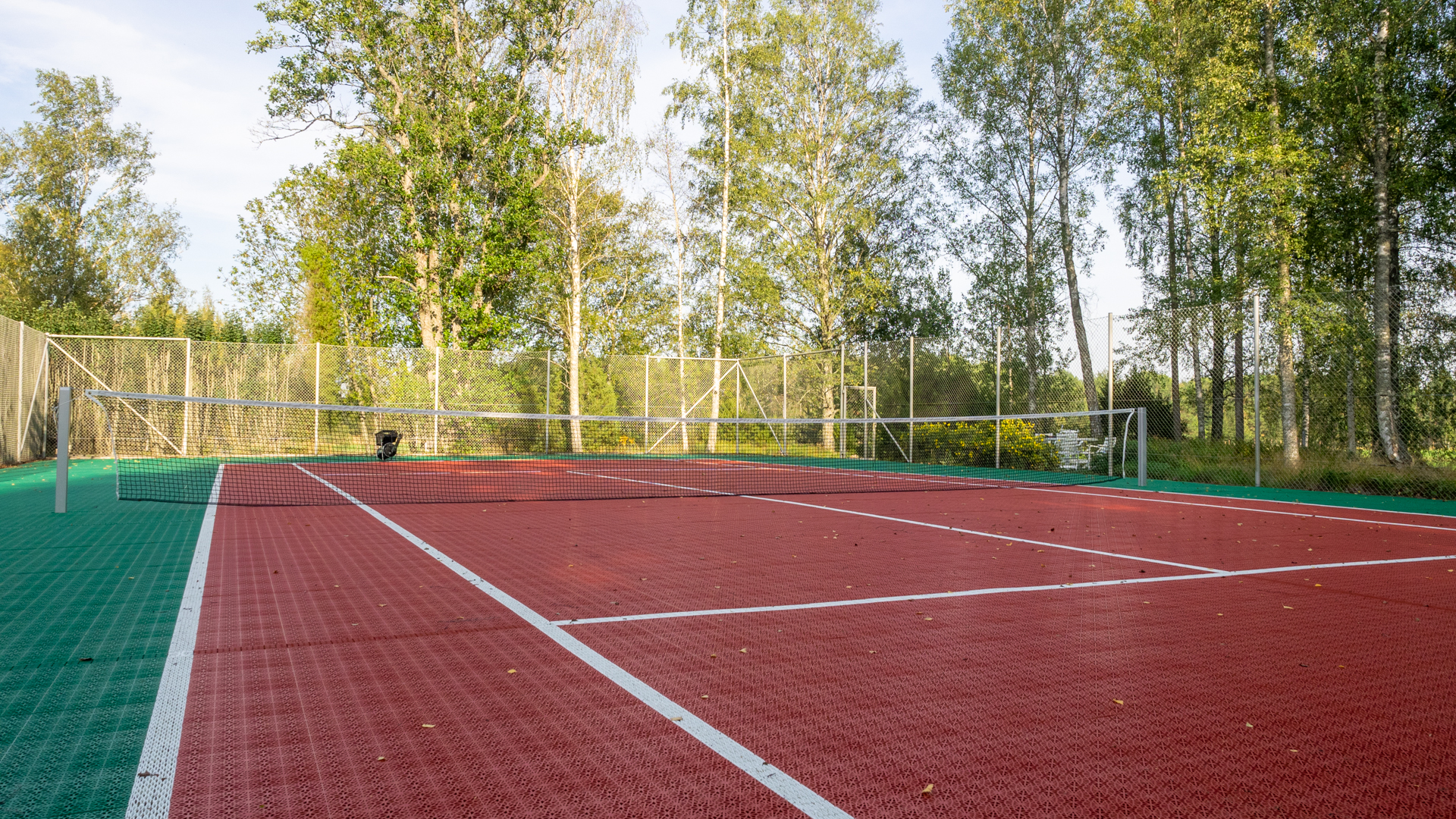 Tenniskenttä. Tennis court.